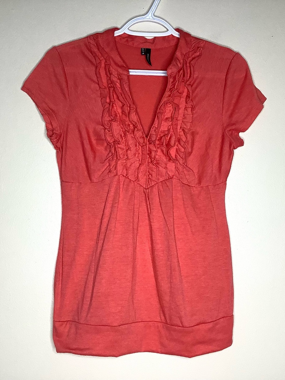 < Y2K Maurices Coral Cascading Ruffled Neckline Short Sleeve Top >